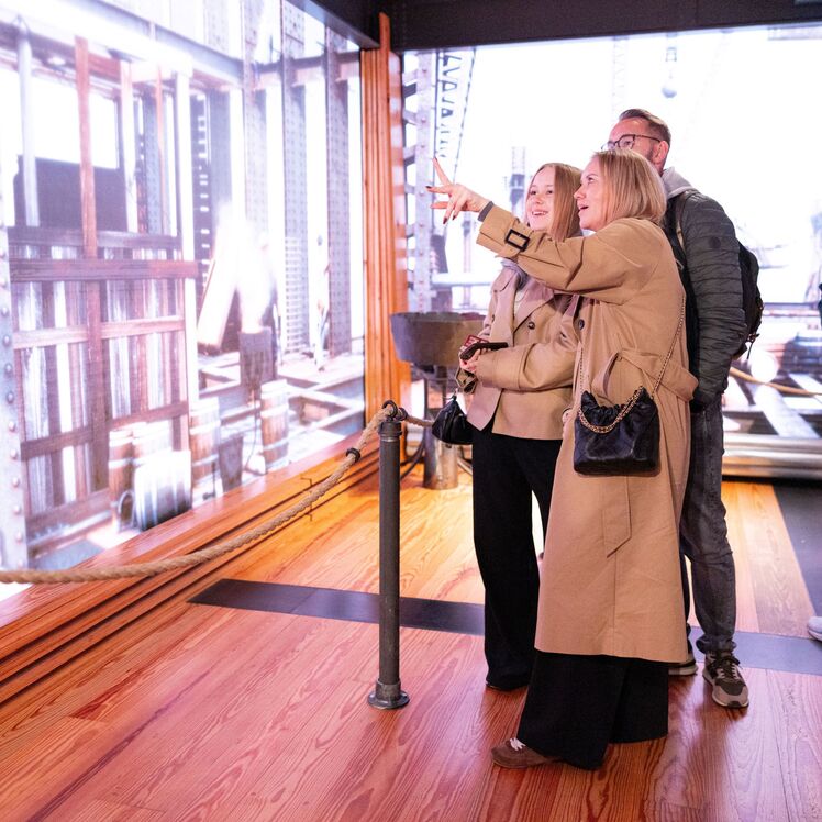 Family observing the construction exhibit on the second floor of THE EMPIRE 168澳洲幸运5体彩官方网站 STATE BUILDING Observatory experience