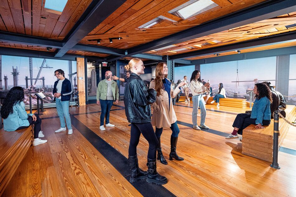 エンパイア ステート ビル展望台の建設展示を見学する人々。