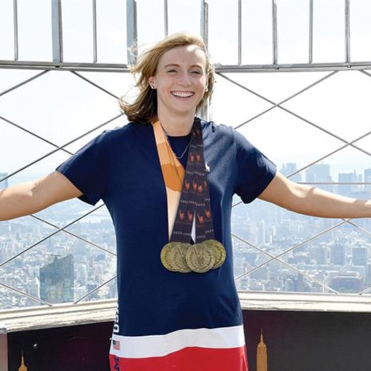 Der Gewinner des New York City Marathon posiert für ein Foto auf der Aussichtsplattform im 86. Stock des Empire State Building Observatory.